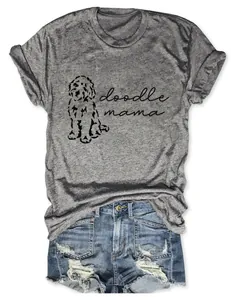Détail du t-shirt gris doodle mama avec graphique de chien mignon et texte cursif