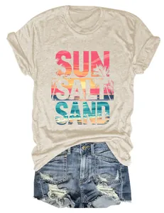 Dettaglio t-shirt donna sun salt sand con pantaloncini di jeans strappati