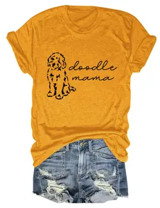 Détail du t-shirt jaune moutarde 'doodle mama' avec motif chien et short en jean