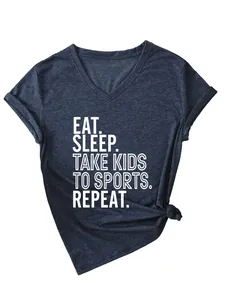 Détail du t-shirt bleu marine à col en V avec texte imprimé sur le thème du sport