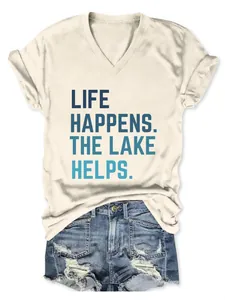 Detailopname van een dames T-shirt met V-hals en 'Life Happens. The Lake Helps.' opdruk