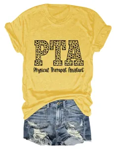 Camiseta amarilla con diseño PTA Physical Therapist Assistant en estampado de leopardo chic