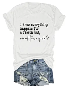 Gros plan du slogan humoristique 'What the Fuck' sur un t-shirt blanc pour femme