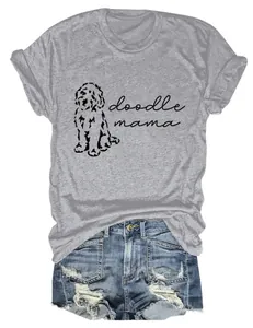 Détail de l'imprimé doodle mama sur un t-shirt en coton gris pour femme