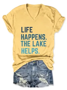 Geel dames T-shirt met V-hals en Life Happens The Lake Helps print, modieus gecombineerd