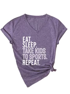 Détail du t-shirt violet pour femme à col en V avec slogan sportif imprimé en blanc.