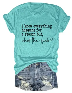 Gros plan d'un t-shirt turquoise avec un slogan graphique et un short en jean délavé