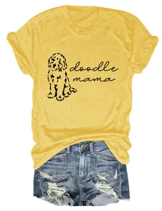 T-shirt jaune col rond pour femme avec graphique chien doodle mama et short en jean