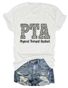 Detalle de camiseta blanca con estampado de leopardo PTA y pantalones cortos
