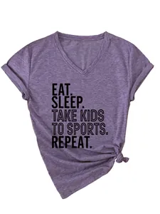 Gros plan d'un t-shirt violet à col en V avec le slogan EAT SLEEP TAKE KIDS.