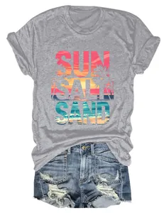 Dettaglio di t-shirt grigia da donna con stampa Sun Salt Sand e pantaloncini denim.