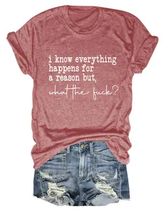 T-shirt rouge décontracté avec slogan humoristique 'i know everything happens for a reason'