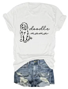 T-shirt graphique blanc Doodle Mama avec un short en jean déchiré tendance pour femmes.