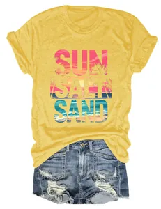 Vista dettagliata di una t-shirt gialla grafica sun salt sand con pantaloncini di jeans