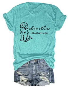 Vue détaillée de l'imprimé doodle mama sur un t-shirt turquoise en coton à col rond