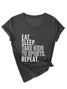 Détail du t-shirt à col en V pour femmes avec l'imprimé 'Eat Sleep Take Kids To Sports'.