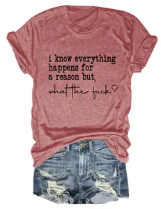 Vue détaillée d'un t-shirt rouge chiné décontracté avec un slogan et un short en jean