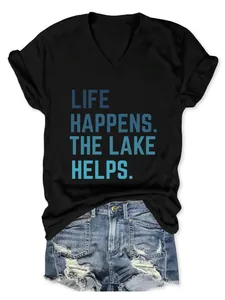 Close-up van de LIFE HAPPENS THE LAKE HELPS print op een dames T-shirt met V-hals
