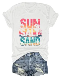 T-shirt bianca con stampa SUN SALT SAND spiaggia e tramonto abbinata a shorts di jeans