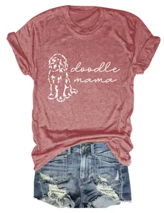 Gros plan du t-shirt imprimé doodle mama rouge chiné assorti à un short en jean usé