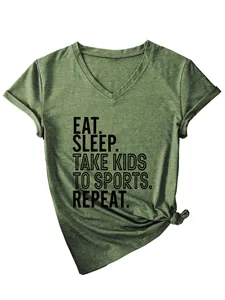 Vue détaillée d'un t-shirt vert à col en V avec impression Eat Sleep Take Kids to Sports