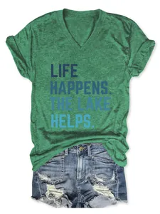 Detail van de Life Happens The Lake Helps print op een groen T-shirt met V-hals voor dames.