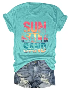T-shirt donna verde menta con stampa Sun Salt Sand e shorts in denim strappati.