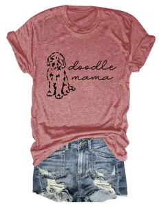Détail d'un t-shirt graphique Doodle Mama rouge chiné avec un short en jean