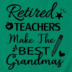 Detalle de camiseta verde con 'Retired Teachers Make The Best Grandmas'