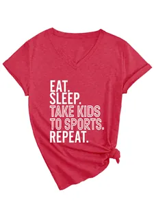 T-shirt rouge décontracté pour femmes à col en V avec impression 'Eat Sleep Take Kids'.