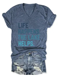 Detail van blauw T-shirt met V-hals en 'Life Happens The Lake Helps' bedrukking