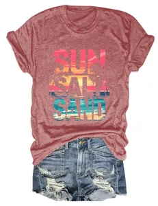 Dettaglio della stampa grafica Sun Salt Sand su una t-shirt casual da donna color mattone.