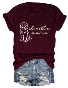 Vue détaillée du texte doodle mama et du graphique de caniche sur t-shirt bordeaux