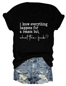 Vue détaillée du t-shirt noir pour femme avec imprimé slogan blanc en coton