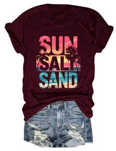 T-shirt bordeaux con grafica da spiaggia 'Sun Salt Sand' e tramonto tra le palme