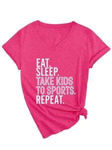 Détail d'un t-shirt rose à col en V avec impression blanche 'Eat Sleep Kids Sports'