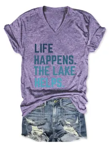Detail van paars T-shirt met V-hals en 'Life Happens The Lake Helps' opdruk