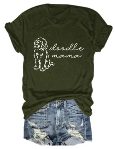 Gros plan sur un t-shirt graphique doodle mama vert armée avec motif chien mignon