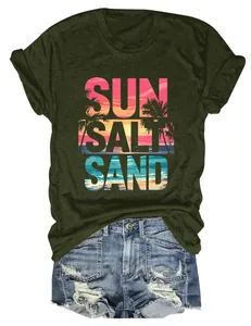 Primo piano della vivace stampa Sun Salt Sand su un top casual in cotone verde oliva