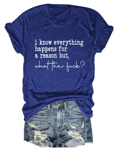Gros plan d'un t-shirt bleu à col rond avec impression graphique et short en jean.