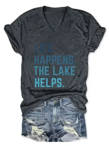 Detail van dames T-shirt met V-hals en de tekst Life Happens The Lake Helps in het blauw