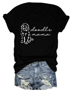 Détail du t-shirt en coton noir Doodle Mama avec un short en jean usé.