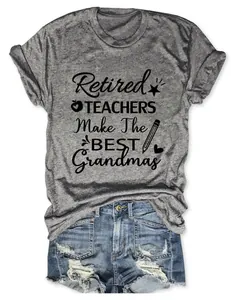 Detalle de camiseta gris con el lema 'Retired Teachers Make The BEST Grandmas'