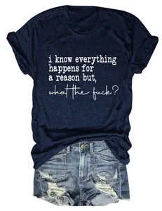 Gros plan d'un t-shirt bleu marine avec la citation 'i know everything' imprimée en blanc