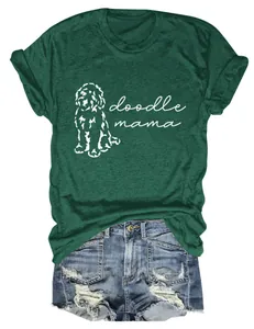Gros plan du motif doodle mama sur un t-shirt en coton vert forêt à col rond