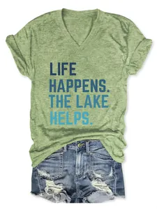 Detailweergave van groen T-shirt met V-hals en 'Life Happens' meer-citaat grafisch