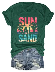 Primo piano di t-shirt verde sun salt sand da donna con pantaloncini di jeans