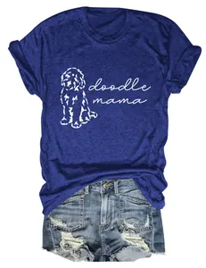 Détail de l'imprimé doodle mama et de la texture du tissu sur un t-shirt en coton bleu.