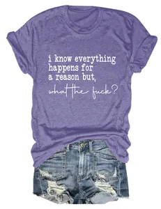 Détail d'un t-shirt violet à col rond avec message blanc et short en jean bleu