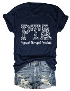 Detalle de la camiseta azul marino PTA Physical Therapist Assistant con estampado leopardo